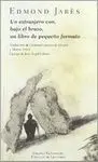 UN EXTRANJERO CON, BAJO EL BRAZO, UN LIBRO DE PEQUEÑO FORMATO