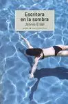 ESCRITORA EN LA SOMBRA